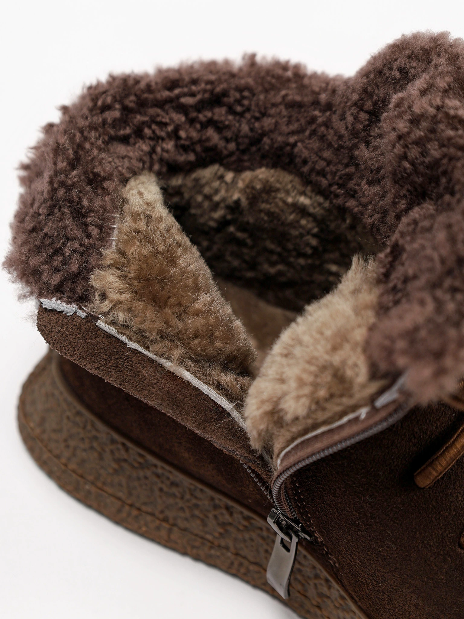 Ботинки коричневого цвета на низкой подошве